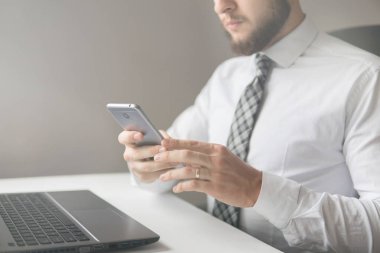 Online Döviz Alım Satım ticaret. Akıllı telefon ve Internet ticareti. Malların online ödeme. Online ödeme telefon aracılığıyla. Onun elinde banka kredi kartıyla genç işadamı.