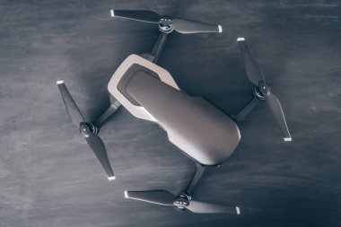 Renk dostum. Dronlar yaşam ve Sanayi kullanarak kavramı. Ana sayfa görünümü dronun motorları ve bıçaklar makro ayrıntılar. Yenilik fotoğraf kavramı. Siyah bir tabloda yeni bir siyah dron.