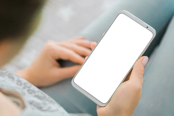 beyaz ekran kadının elleri smartphone telefon. Mockup görüntü akıllı telefon. up.Chroma anahtar kapatın. Mobil holding.