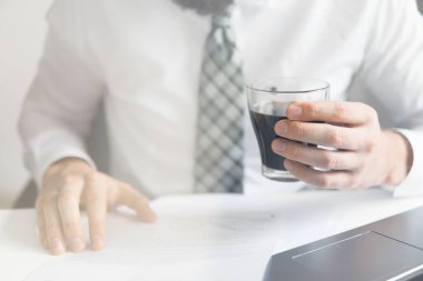 Beyaz arka plan belgeleriyle çalışma iş adamı. Online alışveriş. Office iş kavramı. İşadamı bir smartphone telefon kadar yakın kullanır. Gönderen e-posta, cep telefonu.