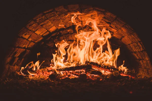 Fırında yangın. Kömürlerin pizza. Koyu arka plan. Bir yanan fırında pişirme kavramları. Yakın çekim.