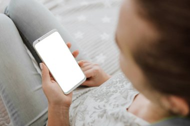 beyaz perde smartphone. Chroma anahtar. yakın çekim. cep telefonu Mockup görüntü kadın el holding .