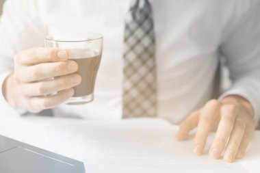 Belgelerle çalışma iş adamı. Sabah kahvesi Office iş kavramı. Telefonu kapatın. Beyaz arka plan. Gönderen e-posta, hareket eden telefon. Işık sızıntıları