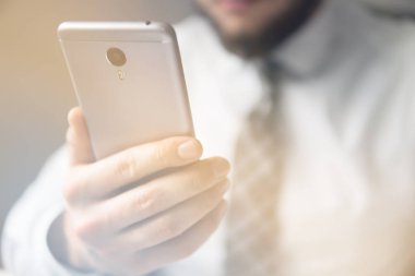 Açık renkli. İş adamı iş bilgisayar ile ofis işleri tablo. Smartphone el genç işadamı sakallı. Mali iş. Yakın çekim. Bir dizüstü bilgisayar ile ofis işleri.