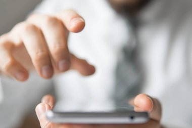 Akıllı telefon ve Internet ticareti. Online ticaret. Online ödeme. Online ödeme telefon aracılığıyla. Genç işadamı Smartphone onun elinde.