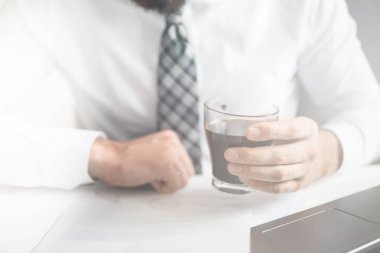 Beyaz arka plan belgeleriyle çalışma iş adamı. Office iş kavramı. İşadamı bir smartphone telefon kadar yakın kullanır. Gönderen e-posta, hareket eden telefon. Online alışveriş.