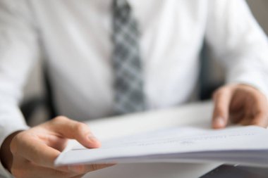 Smartphone el genç işadamı sakallı. Açık renkli. Bir dizüstü bilgisayar ile ofis işleri. Mali iş. İş adamı iş bilgisayar ile ofis işleri tablo. Yakın çekim.