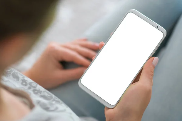beyaz ekran kadının elleri smartphone telefon. telefon tutarak. Mockup görüntü akıllı telefon. yakın çekim. Chroma anahtar.