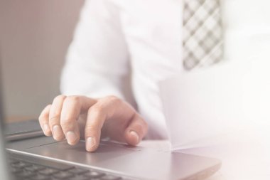 İşadamı ofis işleri ile bilgisayar ofis işleri tablo. Mali iş. Bir dizüstü bilgisayar ile çalışır. Açık renkli. Genç işadamı sakallı.