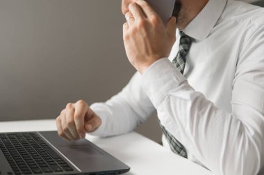 İşadamı bir akıllı telefon kullanır. Beyaz arka plan. Online alışveriş. gönderen e-posta, hareket eden telefon. Telefonu kapatın. Office iş kavramı.