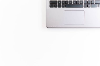 Beyaz teknolojik arka plan. üstten görünüm kopya alanı. Ahşap masa üzerinde dizüstü bilgisayar.