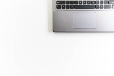 Ahşap masa üzerinde dizüstü bilgisayar. üstten görünüm kopya alanı. Beyaz teknolojik arka plan.