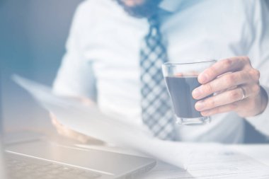 Online alışveriş. Office iş kavramı. İşadamı bir akıllı telefon kullanır. Gönderen e-posta, hareket eden telefon. Telefonu kapatın. İşadamı beyaz arka plan belgeleriyle çalışma.