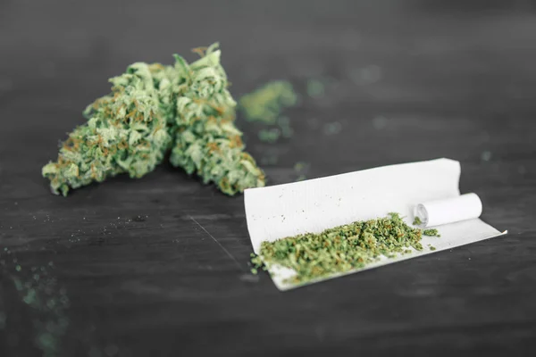 Konopí rozdrcené trávu Joint trávy makro konopím pupeny marihuana — Stock fotografie