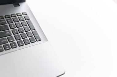 Beyaz teknolojik arka plan. üstten görünüm kopya alanı. Ahşap masa üzerinde dizüstü bilgisayar.