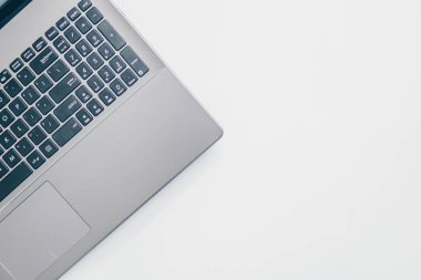 Ahşap masa üzerinde dizüstü bilgisayar. üstten görünüm kopya alanı. Beyaz teknolojik arka plan.