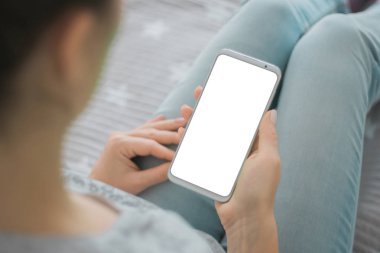 Chroma anahtar. Kadının elleri mockup görüntüsü. cep telefonu beyaz perde smartphone tutarak. yakın çekim.