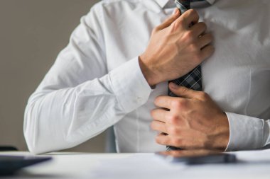 Bir dizüstü bilgisayar ile ofis işleri. Genç işadamı sakallı. Açık renkli. Mali iş. İş adamı iş bilgisayar ile ofis işleri tablo. Akıllı telefon elinde tutan.