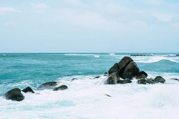 Oceano azul, bela ilha tropical, paisagem de praia, fresco — Fotografia de Stock