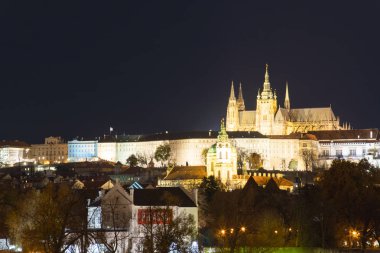 gece şehir Prag Kalesi ve Saint Vitus Katedrali panoramik görünümü, Çek Cumhuriyeti.