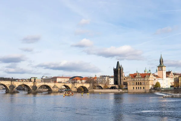 Praga, República Checa. Puente de Carlos (Karluv Most) Ciudad Vieja Torre del río Moldava —  Fotos de Stock