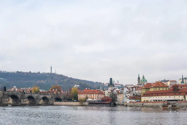 Взгляд, Чехия. Пражский град на реке Влтаве и Собор Святого Вита Панорамный — стоковое фото