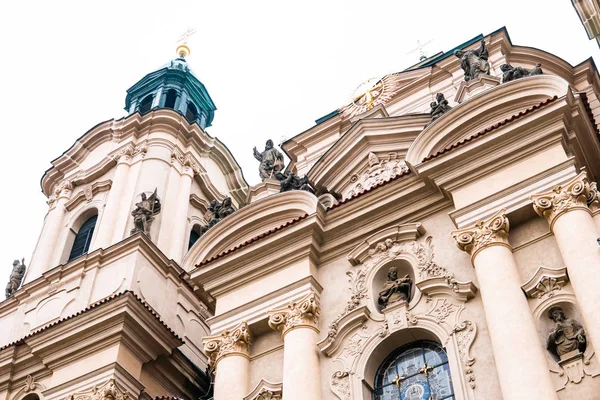 Praag oude stad plein Tsjechische Republiek kerk van St. Nicolaas — Stockfoto