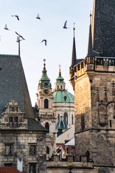 (Cidade Menor de Praga) através do arco da torre Malostransky. Vista da cidade velha colorida. Praga com Igreja de São Nicolau, Mala Strana Vertical shot — Fotografia de Stock