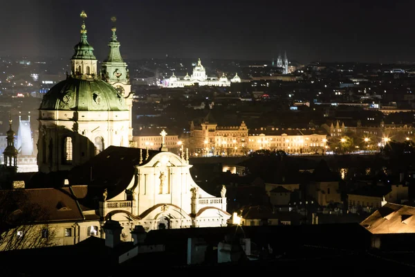 La ciudad nocturna de Praga Foto panorámica Noche Ciudad europea — Foto de Stock