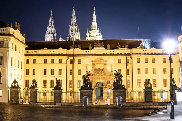 The area in front of Prague Castle and Saint Vitus Cathedral Night European city — Stock Photo, Image