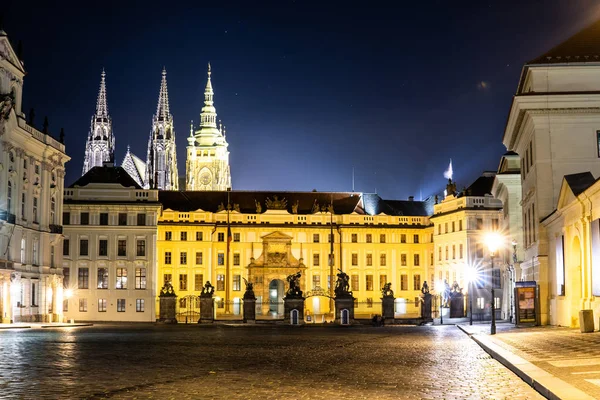 Noche Ciudad europea La zona frente al Castillo de Praga y la Catedral de San Vito — Foto de Stock