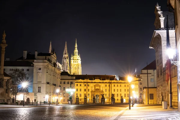 Noche Ciudad Europea La zona frente al Castillo de Praga y la Catedral de San Vito Arquitectura de la antigua ciudad europea de Praga — Foto de Stock