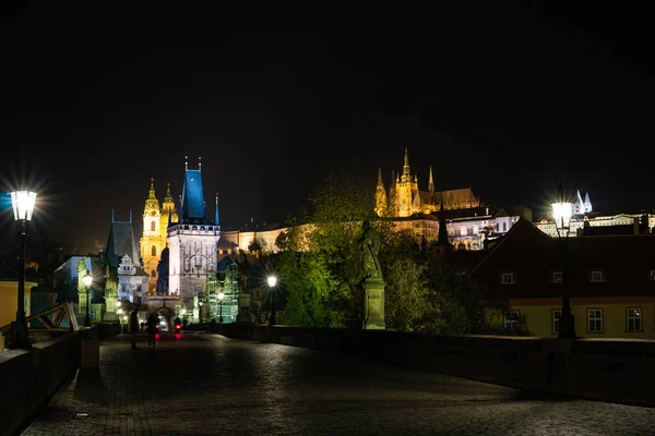 La ciudad nocturna de Praga Foto panorámica Noche Ciudad europea — Foto de Stock