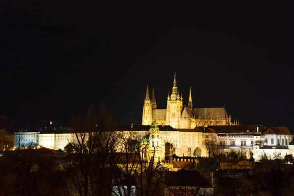 Castillo de Praga y Catedral de San Vito Vista panorámica, República Checa. Noche ciudad europea — Foto de Stock