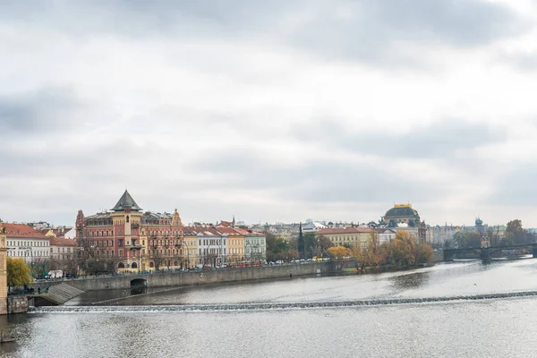 Vltava river Architecture of the ancient European city of Prague — Stock Photo, Image