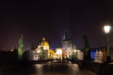 Charles Köprüsü ile heykel ve surise Prague castle. Prague, Çek Cumhuriyeti