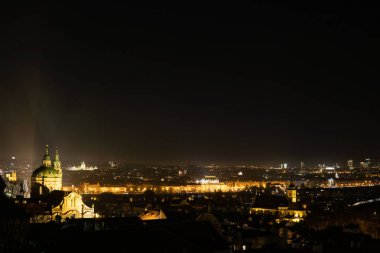 Gece şehir Prag panoramik fotoğraf gece Avrupa şehri