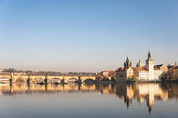 Прага, Чехия. Карлов мост (Карлов мост) Староместская башня Влтава — стоковое фото