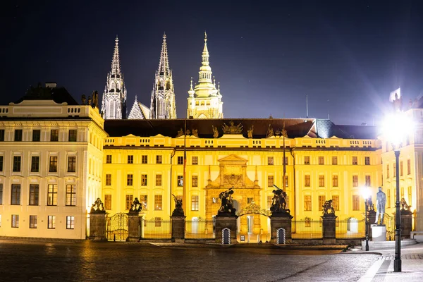 La zona frente al Castillo de Praga y la Catedral de San Vito Noche Ciudad Europea — Foto de Stock