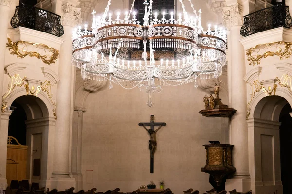 Bel intérieur richement décoré de l'église en Europe — Photo