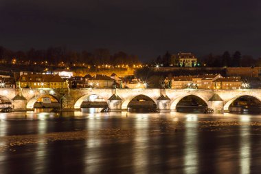 gece şehir Prag, Çek Cumhuriyeti. Charles Köprüsü (Karluv çoğu) eski şehir Kulesi Vltava Nehri