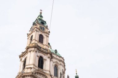 Aziz Nikolaos Kilisesi, Mala Strana (Lesser Town Prague) aracılığıyla Malostransky Kulesi kemer ile Prag. Renkli eski şehir görünümünü.