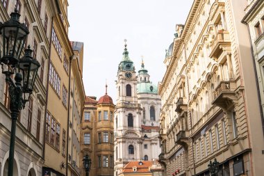 Aziz Nikolaos Kilisesi, Mala Strana, Prag şehir Malostransky Kulesi kemer aracılığıyla ile Prag. Renkli eski şehir görünümünü.