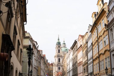 Aziz Nikolaos Kilisesi, Mala Strana (Lesser Town Prague) aracılığıyla Malostransky Kulesi kemer ile Prag. Renkli görünümünü