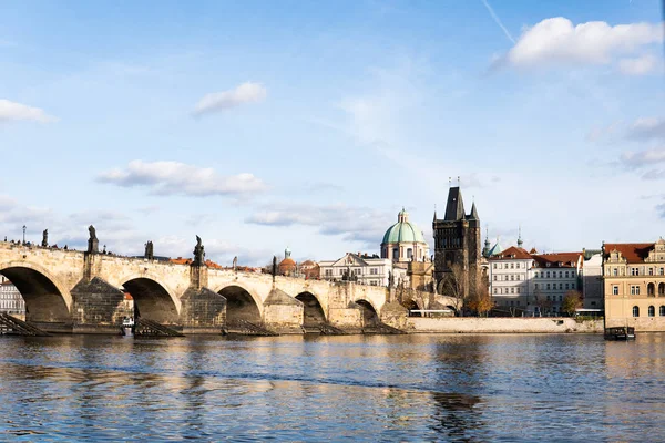 Praga, República Checa. Puente de Carlos (Karluv Most) Ciudad Vieja Torre del río Moldava —  Fotos de Stock