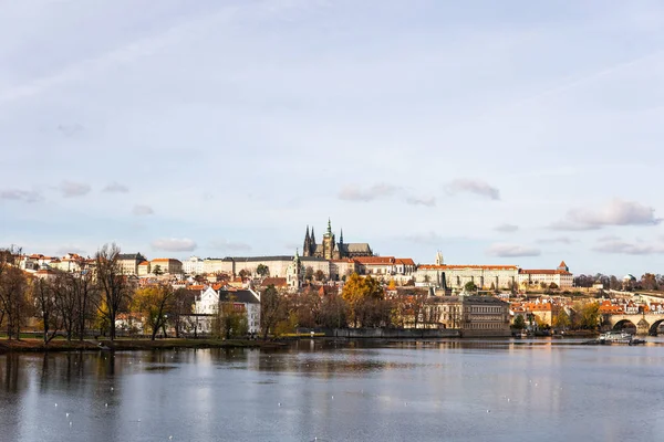 Río Moldava Arquitectura de la antigua ciudad europea de Praga —  Fotos de Stock