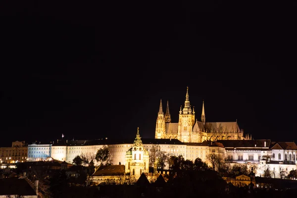 Noche Ciudad europea Castillo de Praga y Catedral de San Vito Vista panorámica, República Checa . — Foto de Stock