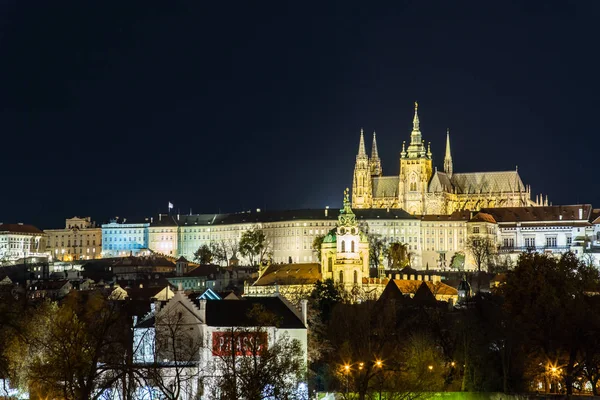 Castillo de Praga y Catedral de San Vito Vista panorámica, República Checa. ciudad nocturna — Foto de Stock