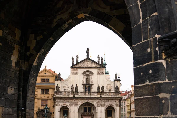 Arquitectura de la antigua ciudad europea de Praga — Foto de Stock