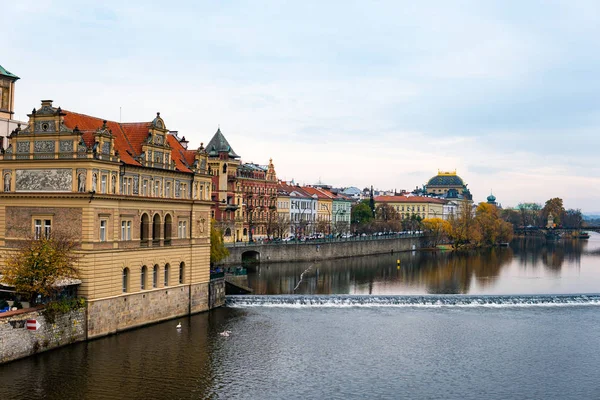 Архитектура древнего европейского города Праги Влтавы — стоковое фото